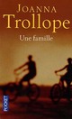  Achetez le livre d'occasion Une famille de Joanna Trollope sur Livrenpoche.com 
