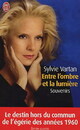  Achetez le livre d'occasion Entre l'ombre et la lumière de Sylvie Vartan sur Livrenpoche.com 