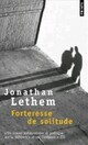  Achetez le livre d'occasion Forteresse de solitude de Jonathan Lethem sur Livrenpoche.com 