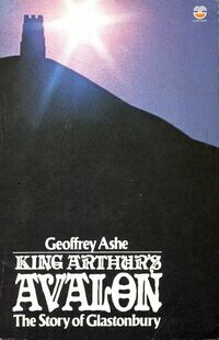  Achetez le livre d'occasion King Arthur's Avalon.: Story of Glastonbury de Geoffrey Ashe sur Livrenpoche.com 