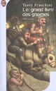  Achetez le livre d'occasion Le grand livre des gnomes  : Les camionneurs / Les terrassiers / Les aéronautes de Terry Pratchett sur Livrenpoche.com 