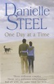  Achetez le livre d'occasion One day at a time de Danielle Steel sur Livrenpoche.com 