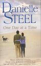  Achetez le livre d'occasion One day at a time de Danielle Steel sur Livrenpoche.com 