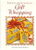  Achetez le livre d'occasion The miniature book of gift wrapping sur Livrenpoche.com 