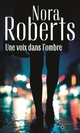  Achetez le livre d'occasion Une voix dans l'ombre de Nora Roberts sur Livrenpoche.com 